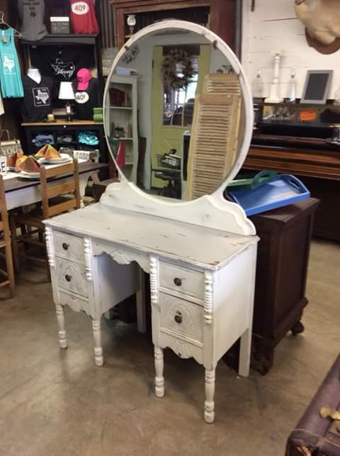 farmroad409's tweet photo. Depression era candlestick vanity with mirror.
Painted shabby distressed white with gray distressed top.
#farmhouse #farmroad409 #shabbyvanity #shabbychic https://t.co/4TbeWkOKoQ