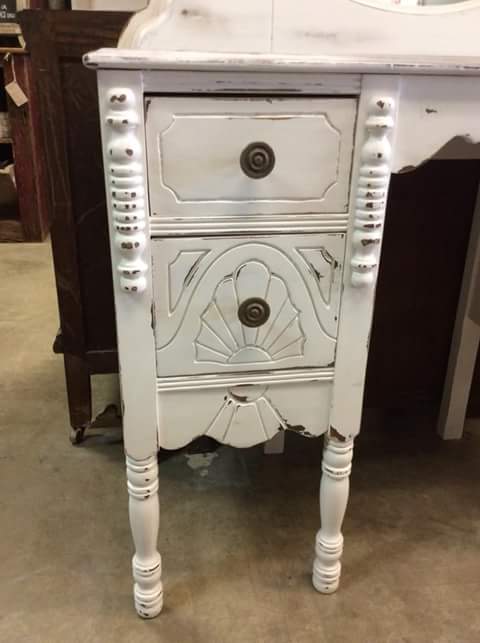 farmroad409's tweet photo. Depression era candlestick vanity with mirror.
Painted shabby distressed white with gray distressed top.
#farmhouse #farmroad409 #shabbyvanity #shabbychic https://t.co/4TbeWkOKoQ