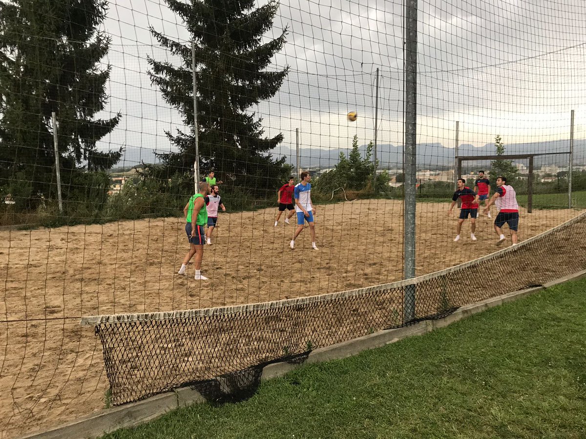 UEVic_'s tweet photo. 📷 FOTOS | Sessió d'entrenament ben especial i variat 🏊‍♂️🏋️‍♂️🤾‍♂️ahir vespre a les instal·lacions del @ClubTennisVic! 

🔴⚪ #SomUEVic 
#1cat1 #futbolcat https://t.co/Ngchb5ogtN