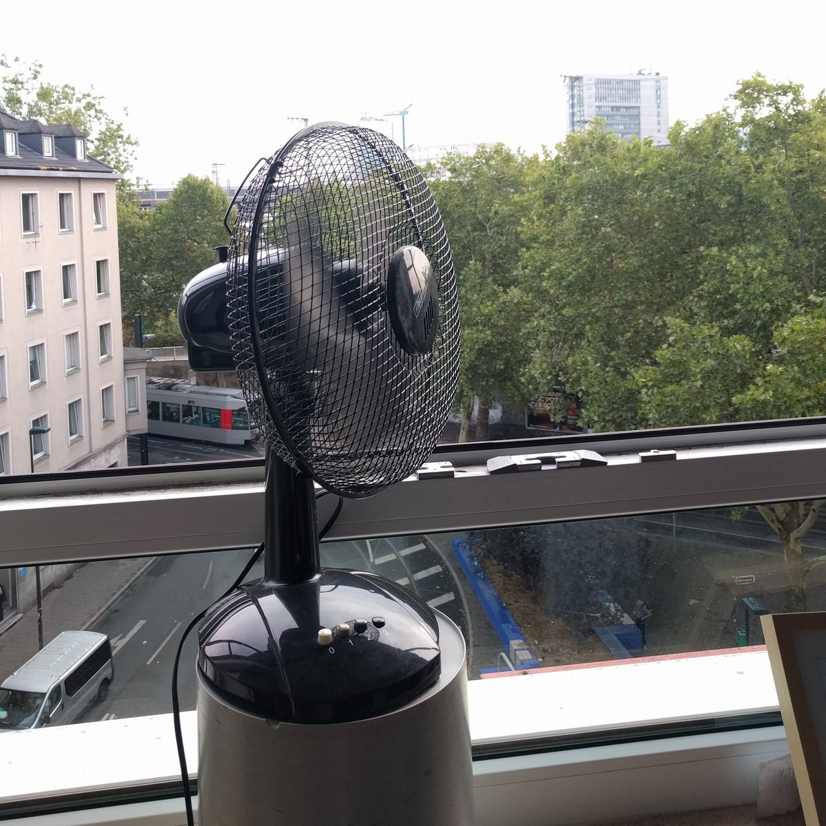 Verbraucherzentrale Nrw On Twitter Abkuhlung Nach Der Hitze Wir Pusten Mal Kuhlere Luft Ins Buro Die Vznrw Energie Hat Weitere Tipps Gegen Hitze In Raumen Https T Co Msnvmc8vny Https T Co Jy3yzdhzwt