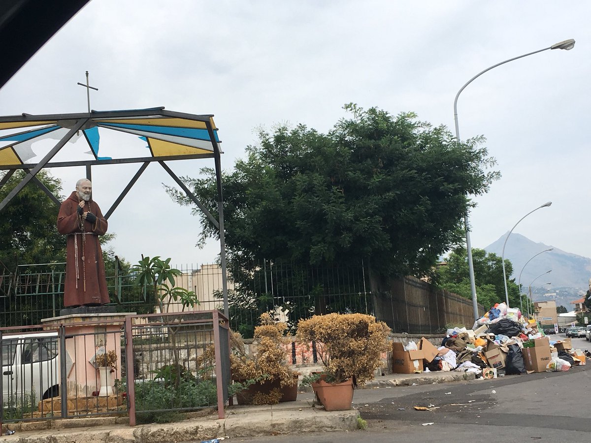 randazzom5s's tweet photo. La crisi rifiuti a Palermo, non ci resta che pregare... #rappalermo https://t.co/72YuOIlnjz