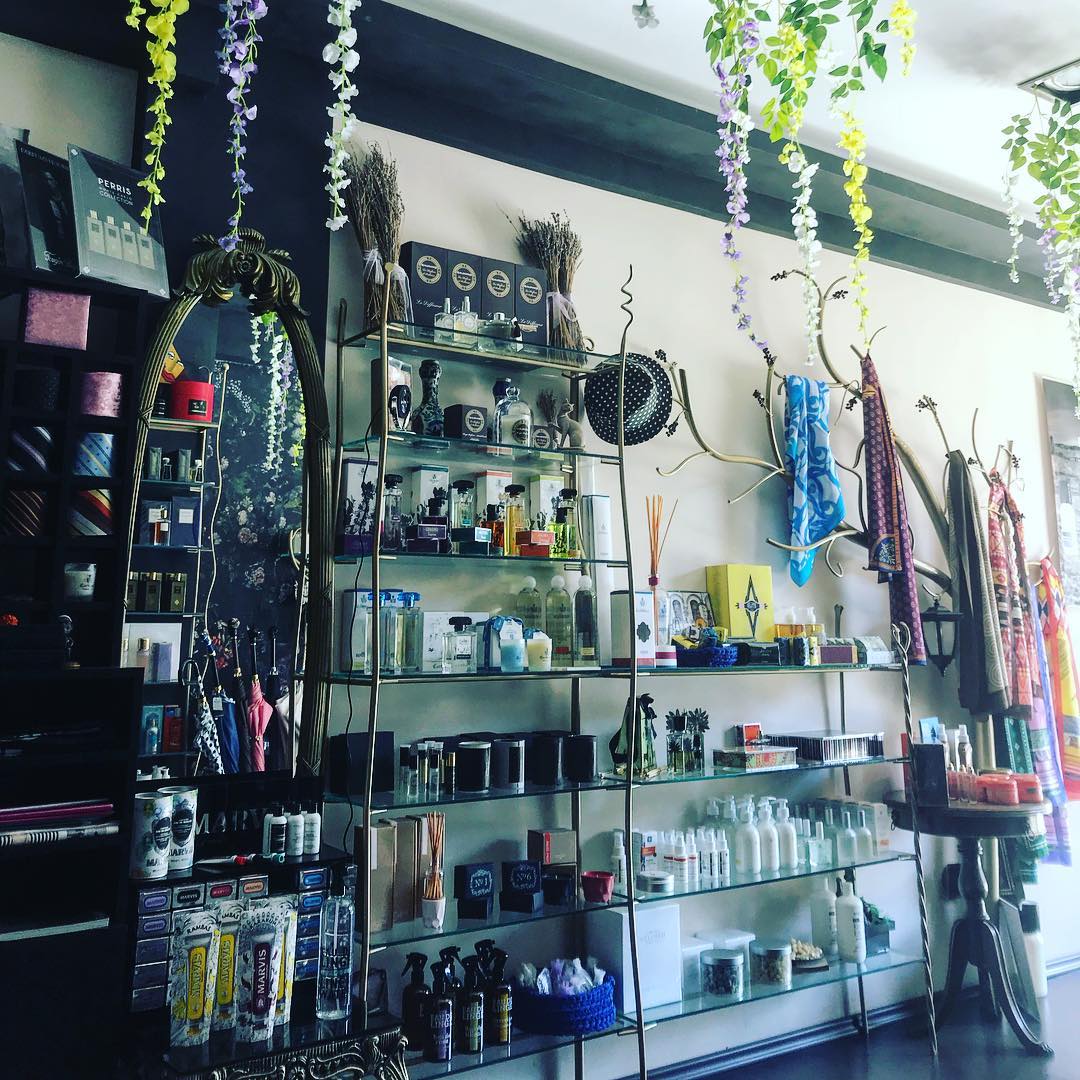 rosinaperfumery's tweet photo. First niche perfumery in Athens!!
#rosinaperfumery #nicheperfume #nicheperfumery #perfumes #fragrances #parfum #perfume #scents 📍#giannitsopoulou6 #glyfada #athens #athensreviera #greece 🇬🇷💙 https://t.co/jYfivq8503