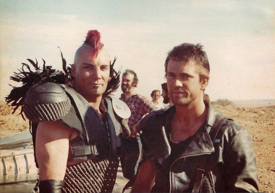 ヴァーノン・ウェルズ、マッドマックス2のオフ写真ではリラックスして