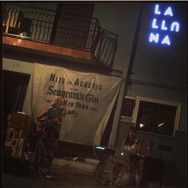 ErnieRecords's tweet photo. ¡Gracias Benicasim!
Helena Goch
La Lluna Pub
08/08/18 (📷 @ignacioff )
N*63/2018
@helena_goch @lallunapub #laramadorada #giraputopetarlo #helenagoch #conciertosernie https://t.co/pAdvV8XX85