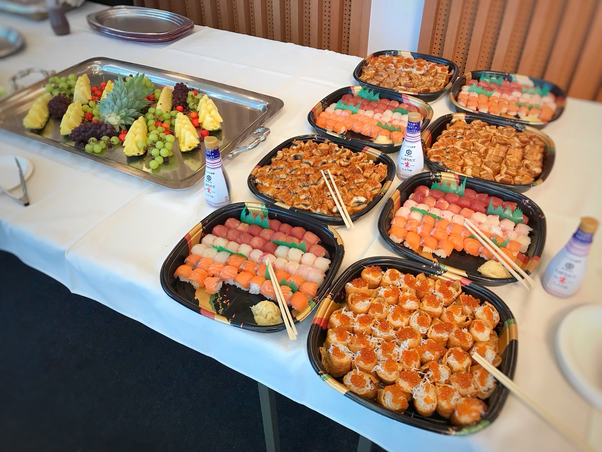 J T Party Catering こんにちは こちらは女性に大人気の手まり寿司 一口サイズで 立食パーティーにも人気です いなり寿司も一口サイズにし 懇親会でもお話をしながら食べられるお寿司として人気です 一つ一つ丁寧に握って来ております 日本酒にも合い