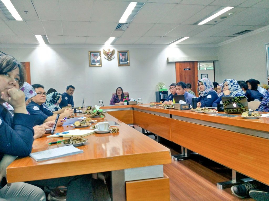 lapregiwati's tweet photo. Saya sedang memimpin pertemuan rutin bulanan koordinasi internal bersama semua staf di biro yg saya pimpin, Biro Humas dan Kerja Sama Luar Negeri. Pertemuan ini membahas beberapa poin penting seperti realisasi anggaran dan kedisiplinan pegawai.

#SayNoToPlastic #SaveOurOceans https://t.co/h6OouTi75q