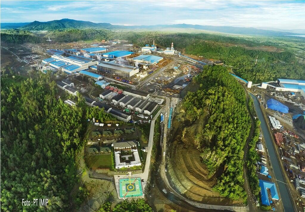 Tidak benar ada serbuan jutaan TKA dari Tiongkok di Morowali, Sulawesi Tengah.

Jumlah TKA di kawasan Indonesia Morowali Industrial Park ada 3.121 orang, pekerja lokal 25.447 orang. Jadi jumlah TKA hanya 10,9% seluruh pekerja. Standar gaji TKA dan TKI di sana pun sama belaka.
