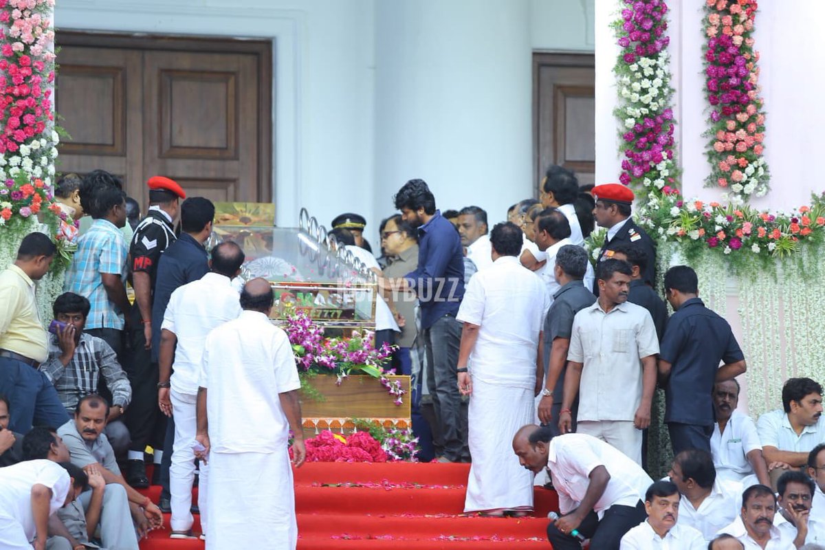 theralmusic's tweet photo. Actor @Siva_Kartikeyan pay his last respect to our #Kalaignar ayya 🙏 https://t.co/YcLdxWWgCD