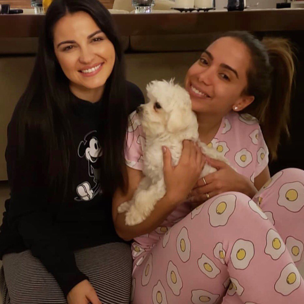 warnermusicmex's tweet photo. .@MaiteOficial y @Anitta la están pasando bomba en la pijamada, nos hubieran invitado 💓💅🏽☕️ https://t.co/7NK7AoV1bv