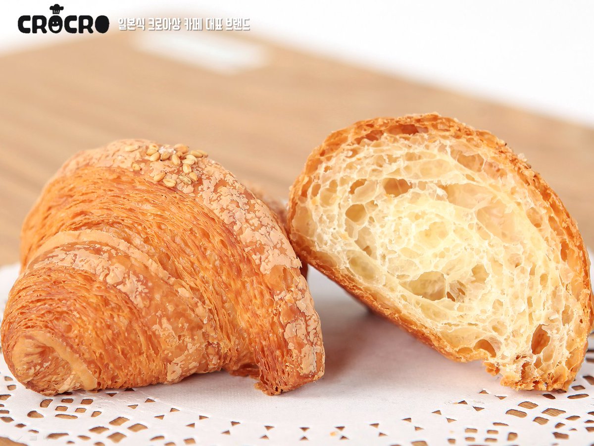 오늘의 크로아상은 시오입니다~ 크로크로만의 독특한 크로아상인 시오는 크로아상에 소금을 가미하여 만들어졌는데요! 매니아 층이 있는 크로아상이라고 할 수 있습니다^~^ #크로크로 #크로아상 #크로아상맛집 #크로아상카페 #CROCRO #croissants #일본식크로아상 #크로아상브랜드 #빵 #크로와상 #시오