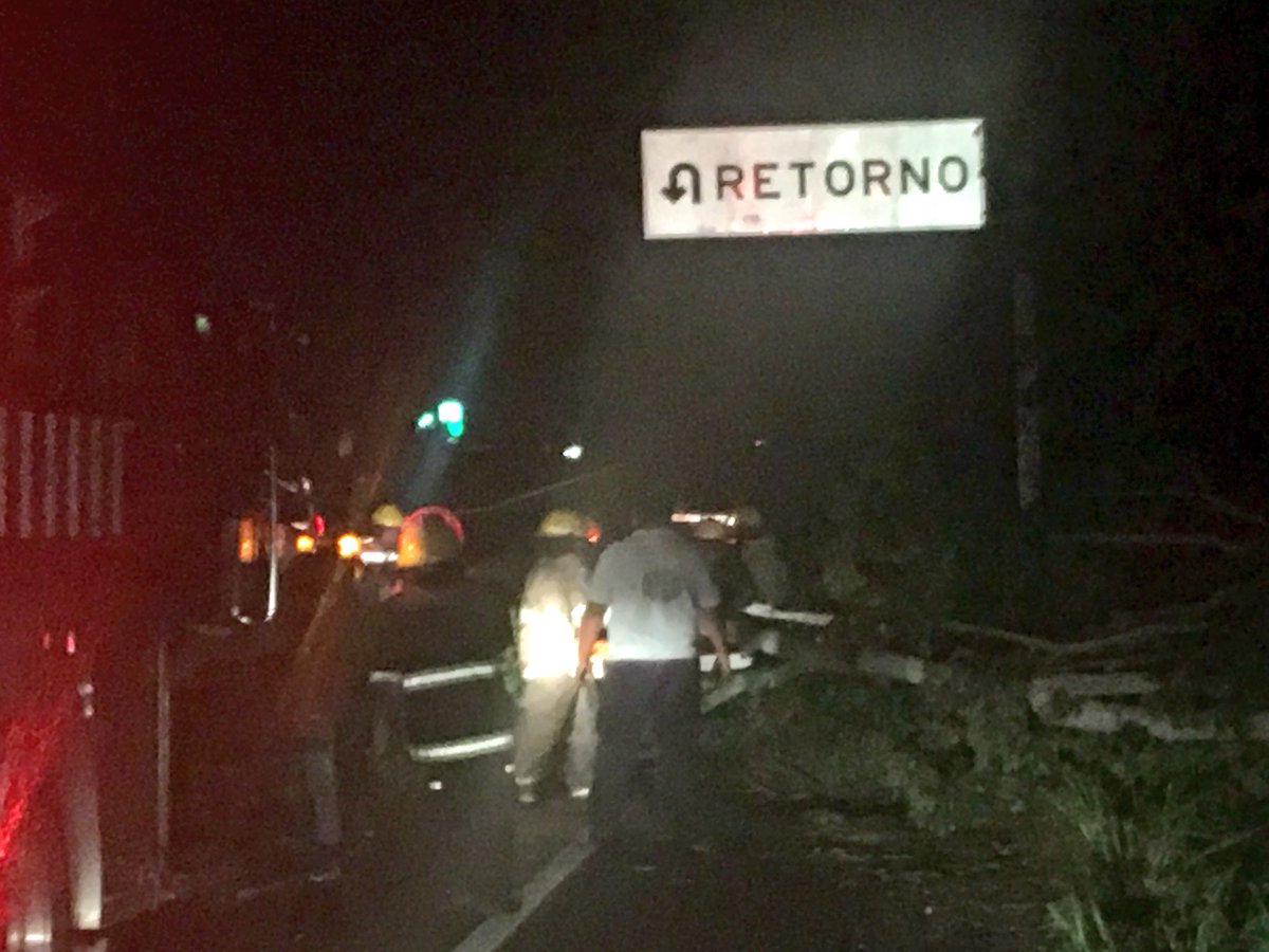 Nos encontramos retirando un árbol sobre la carretera  Villahermosa -Macuspana, antes de llegar a la caseta junto a Bomberos de <a href="/ProcivilTabasco/">Protección Civil Tab</a> en el lugar una patrulla de <a href="/PoliciaFedMx/">Policía Federal Mx</a>  abanderando la zona para evitar accidentes.
@casildaruiz8  @UlisesChavezV_ <a href="/antoniojmoscoso/">Antonio Moscoso</a>