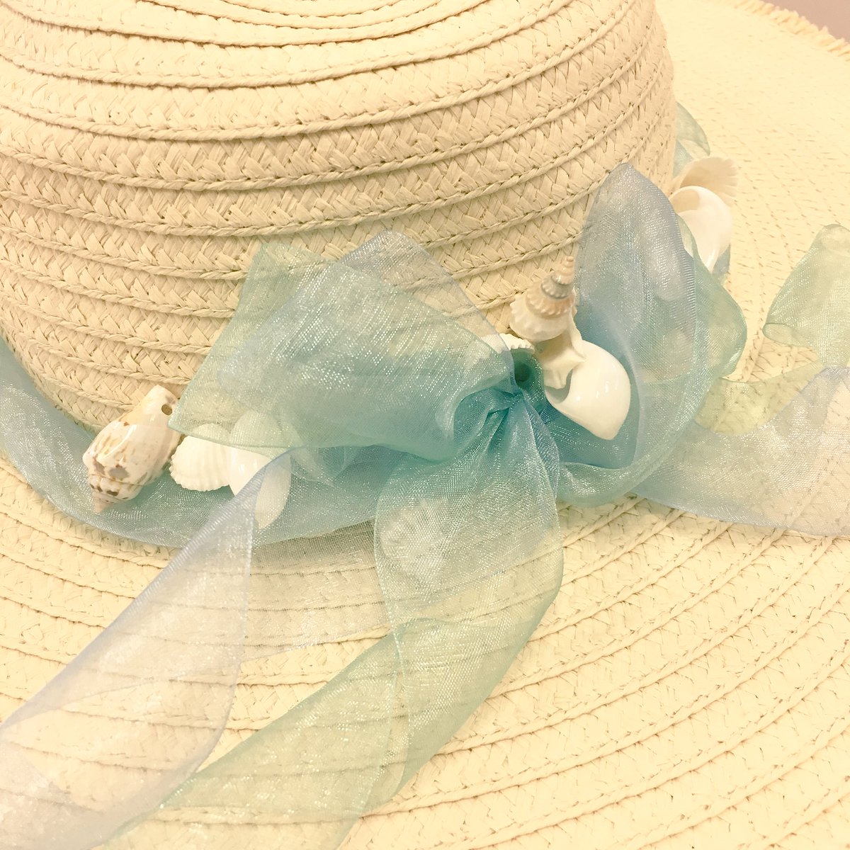 ぷにチコ ハンドメイド麦わら帽子できた 麦わら帽子は既製品だよ オーガンジーリボンと貝殻付ける作業した オーガンジーはチューブ型にして立体感を出してます 貝殻はわざと重なるように縫い付けて 揺れで音が鳴るようになってます