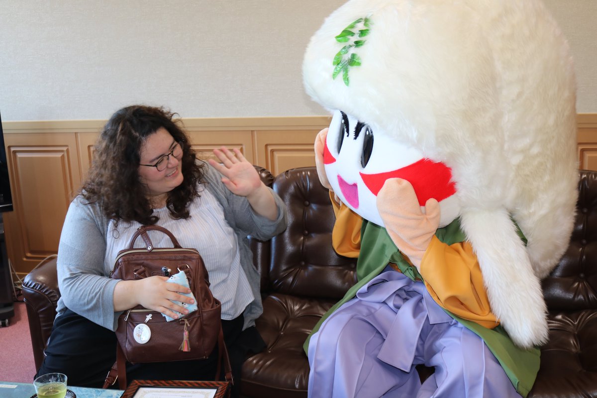 秋田県小坂町 8 2 ハンナ フィリップスさんが小坂町役場を来庁し 離任の挨拶をされました ハンナさんは小坂中学校の外国語指導助手 Alt を務め たくさんの生徒 また 小坂小学校の児童へ英語を教えていただきました 当日は かぶきんもサプライズ