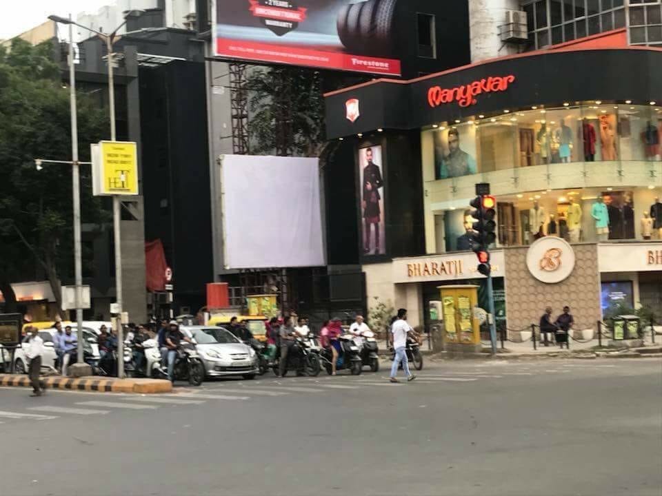 यह है अपना नया बदला हुआ अहमदाबाद।

मुबारक हो सभी को एक अच्छी पहल के लिए।

#TrafficTalk 

courtesy : #IAMAhmedabad