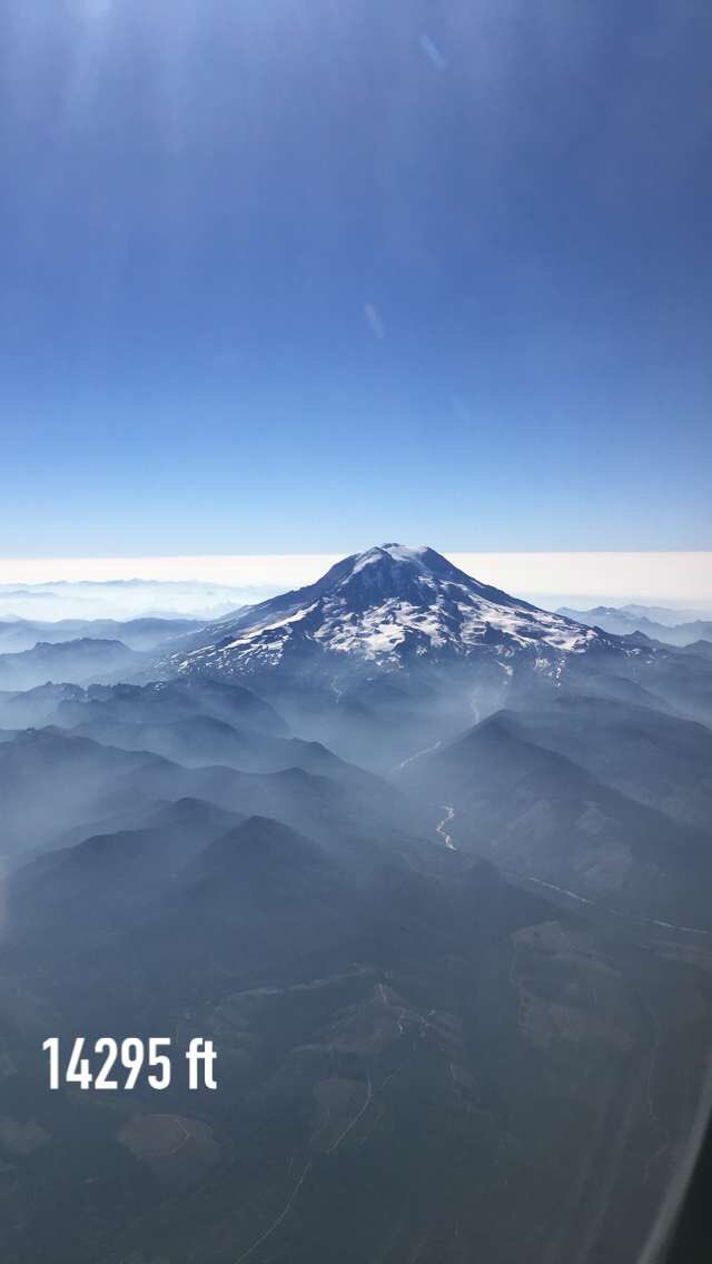 PDXRobNSEA's tweet image. Another window seat score and lovely view this morning leaving #KSEA. ✈️⛰😍#avgeek #windowseat #mtrainier #upperleft