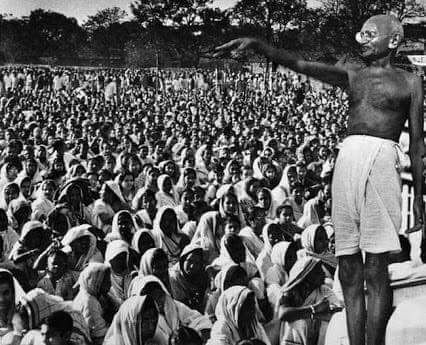 आज ही के दिन 1942 में महात्मा गांधी जी के नेतृत्व में अंग्रेजों भारत छोड़ो आंदोलन का आगाज़ हुआ था तब युवा व छात्रों ने अहम भूमिका निभाई थी; अब हमें अंग्रेजों के मुखबिरों को सत्ता से भगाने का काम करना है और एक बार फिर से यह काम युवाओं व छात्रों करना होगा। #ChhatraAkroshRally