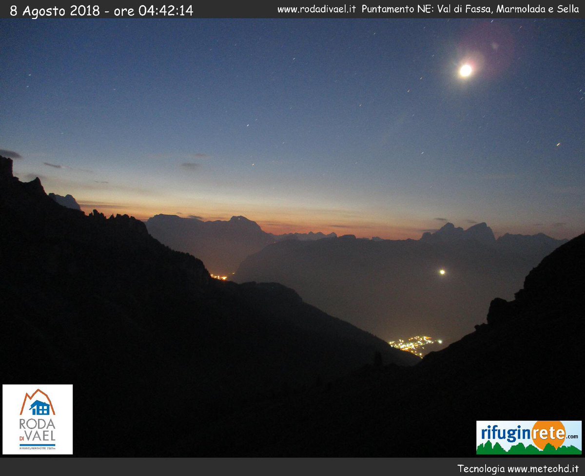 Le ultime luci della notte e i primi colori del giorno ...dal <a href="/RifRodadiVael/">Rifugio Roda di Vaèl</a> <a href="/valdifassa/">Val di Fassa</a> <a href="/DolomitesUNESCO/">Dolomites UNESCO</a> , lo spettacolo dell’#alba in #Dolomiti #buongiorno