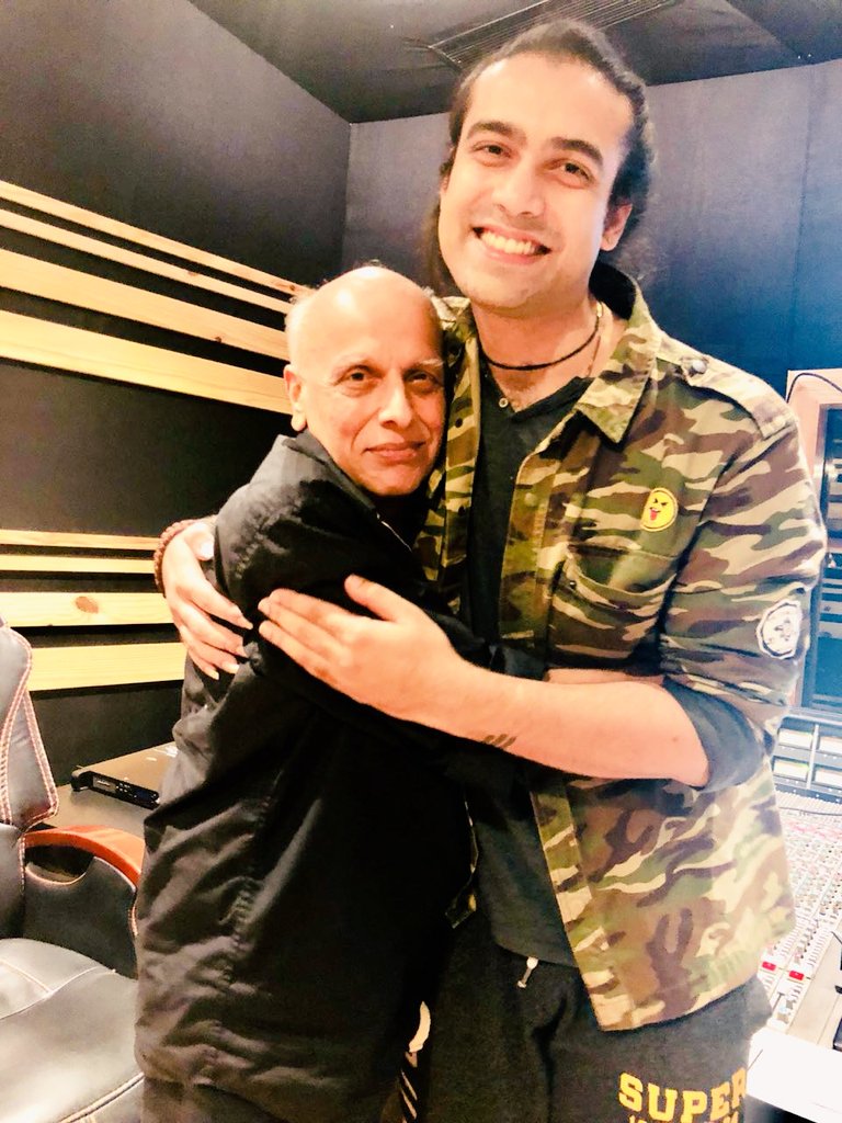 JubinNautiyal's tweet photo. The little things, these little moments , they aurnt little. After all we are all just strangers with some memories.
P.S - Dear Bhatt Saab, your smile is literally the cutest thing I have ever seen.
#AMVStudio @jeetmusic @MaheshNBhatt @shilparao11 @RashmiVirag https://t.co/gEB7S0pjyM