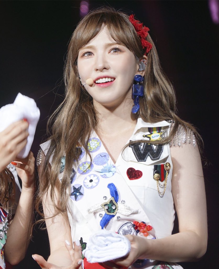 wenderland__'s tweet photo. #RedVelvet ถูกถามว่าช่วงนี้มีเรื่องกังวลมั้ย? เวนดี้ตอบว่าไม่ วานพูดถึงอาการบาดเจ็บที่ตาด้วยว่า

“ต่อให้ตารางงานยุ่งขนาดไหน แต่เดี๋ยวความยุ่งมันก็ผ่านไป ยังไงเวลาก็จะช่วยรักษาตาฉันเอง ฉันจะตั้งใจทำงานกับการโปรโมตเพลง ต่อให้ใส่คอนแทคเลนส์ไม่ได้ฉันก็จะใส่มันให้ได้” https://t.co/wqvwmf6qOi