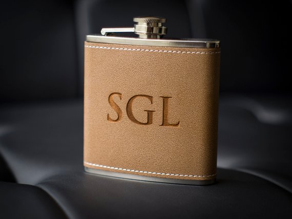 CaliGiftCo's tweet photo. Groomsmen Gift Flask, Groomsman Gift, Groomsmen #weddings @EtsyMktgTool https://t.co/odpF0GXTBG #personalizedgift #personalizedflask https://t.co/HLwAehCmdx