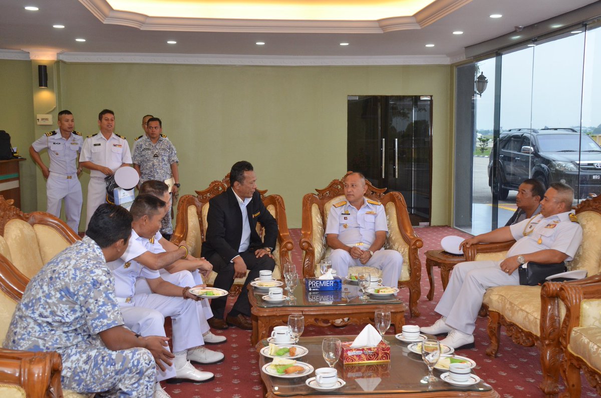 Mawilla_1's tweet photo. The arrival of Royal Thai Navy delegation for #SEAEXTHAMAL in Kuantan Airbase.
#DefenceDiplomacy
@tldm_rasmi @MPA_Barat @mykamarul @shakirsalleh1 https://t.co/x1MKfXU3WG