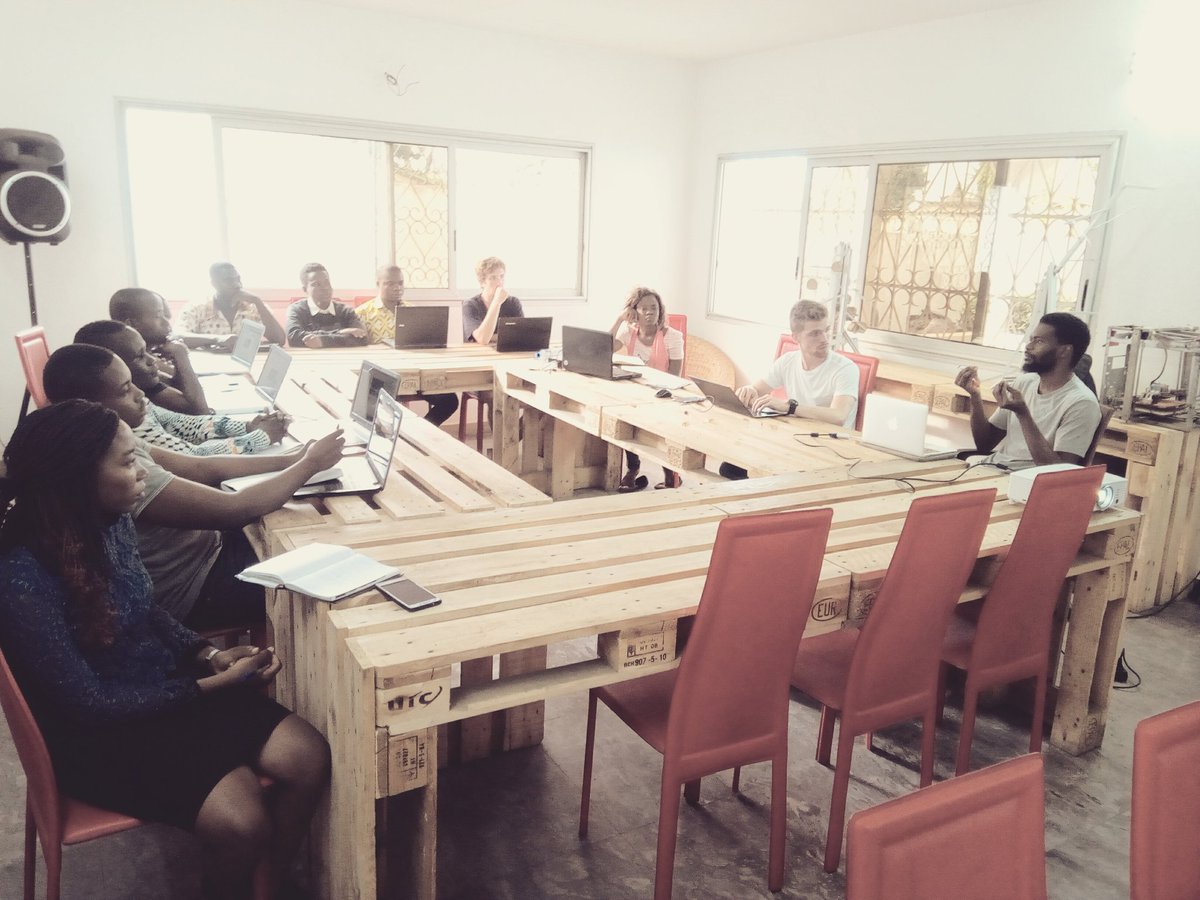 WoegnaY's tweet image. Une formation à #WoeLab sur les #DATA #IOT &amp;amp; #AI avec @senamekoffi @AdenyoEli @TchodieFidel @FrDlp @Hekamiah4 @AtchaviL @EDjatsou