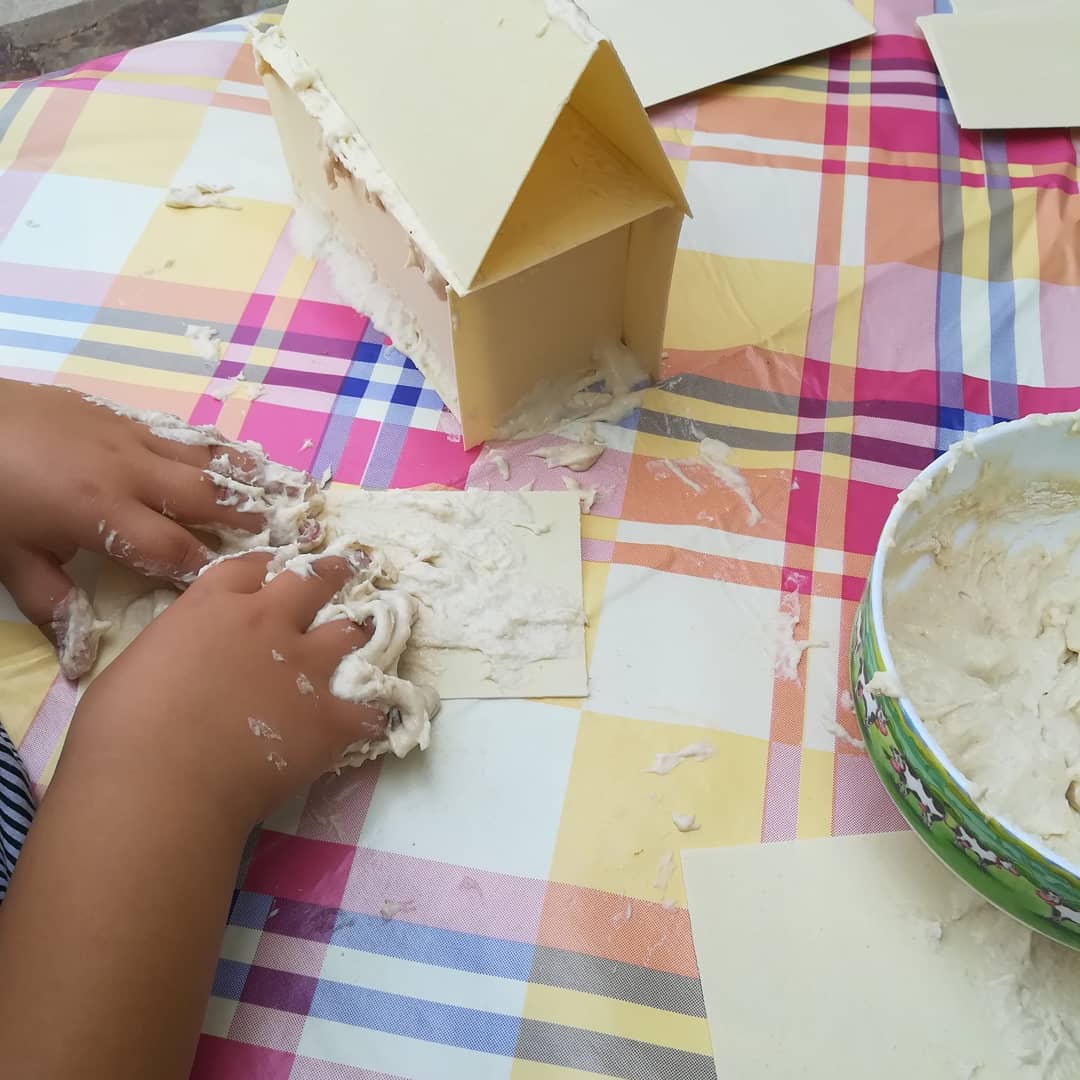 mis2yyo's tweet photo. Hemos estado trabajando con materiales nuevos y que todos tenemos en casa. Hemos construido una casita con pasta para lasaña y una masa que hemos hecho con harina y agua.
Imaginaos lo que han disfrutado con la masa y lo contentas que se han puesto al ver su casita acaba. https://t.co/Cn0l8tBnYp