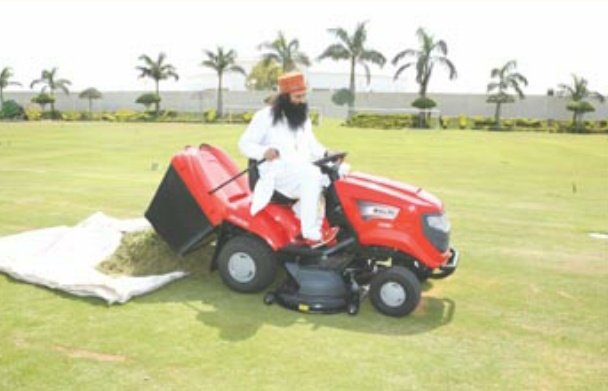 #7DaysToMSGBirthday
Guru @Gurmeetramrahim ji has a passion For automotive design Guruji started By modifying crashed cars & now HE has also created independent vehicle platforms His Holiness surprised HIS parents By driving a tractor at the tender age of seven years !!