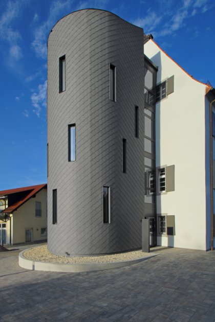 VMZINC_DE's tweet photo. Ein #Fassadensystem für komplexe Gebäudegeometrien! #Schindeln und #Rauten von #VMZINC! Ob gerade oder gerundete Fassaden, ob kleinformatig oder großformatig! Hier gibt es weitere Informationen:
➡️ https://t.co/wRgxMmQ2m5 https://t.co/Z8lXjbkMeY