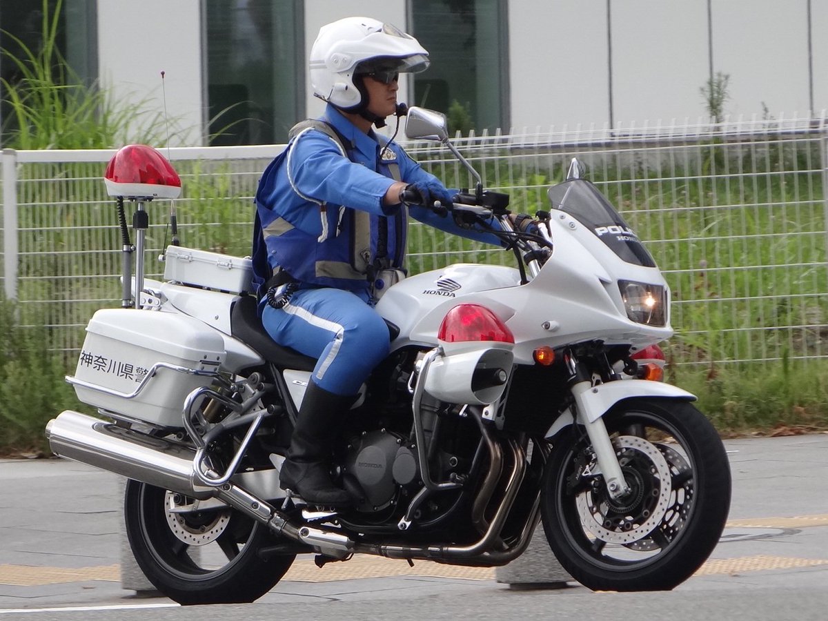 RyotoRESCUE's tweet photo. ココ最近の収穫
1枚目 神奈川県警察所属不明白バイ
2枚目 警視庁所属不明白バイ
3枚目 所属不明資機材搬送
4枚目 所属不明事故処理車 https://t.co/q9Zw7xiqIC