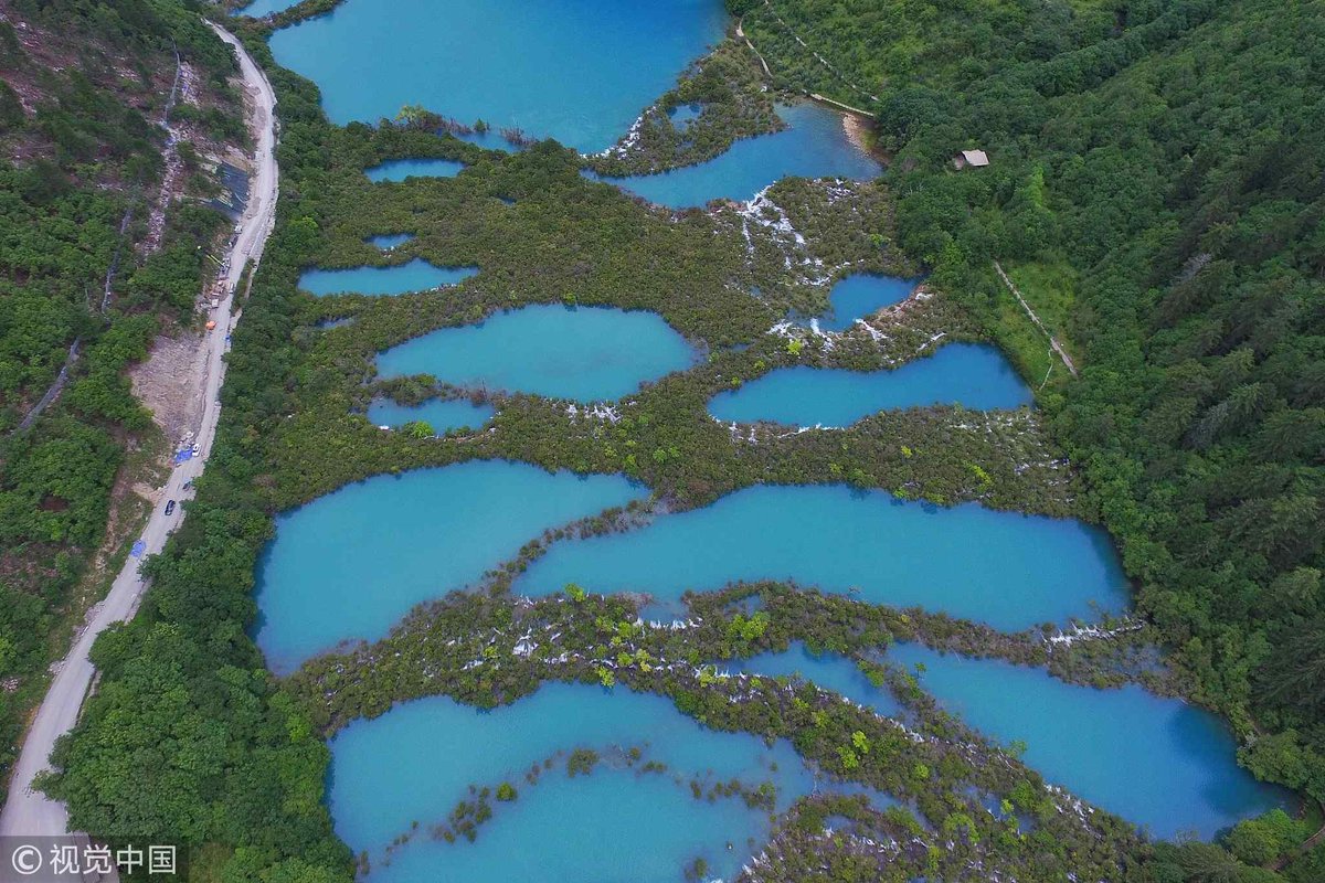 CGTNOfficial's tweet photo. Scars in the land heal and fantasy-like scenes are back at Jiuzhaigou Valley in southwest #China, which has recovered from M7.0 earthquake which struck a year ago today, killing 25 and injuring hundreds https://t.co/FjjLt2Vwcz
