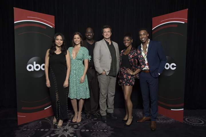TheRookieIT's tweet photo. @therookie cast 
#TheRookie 
@NathanFillion @AlexiHawley https://t.co/vaPGgpcj3B