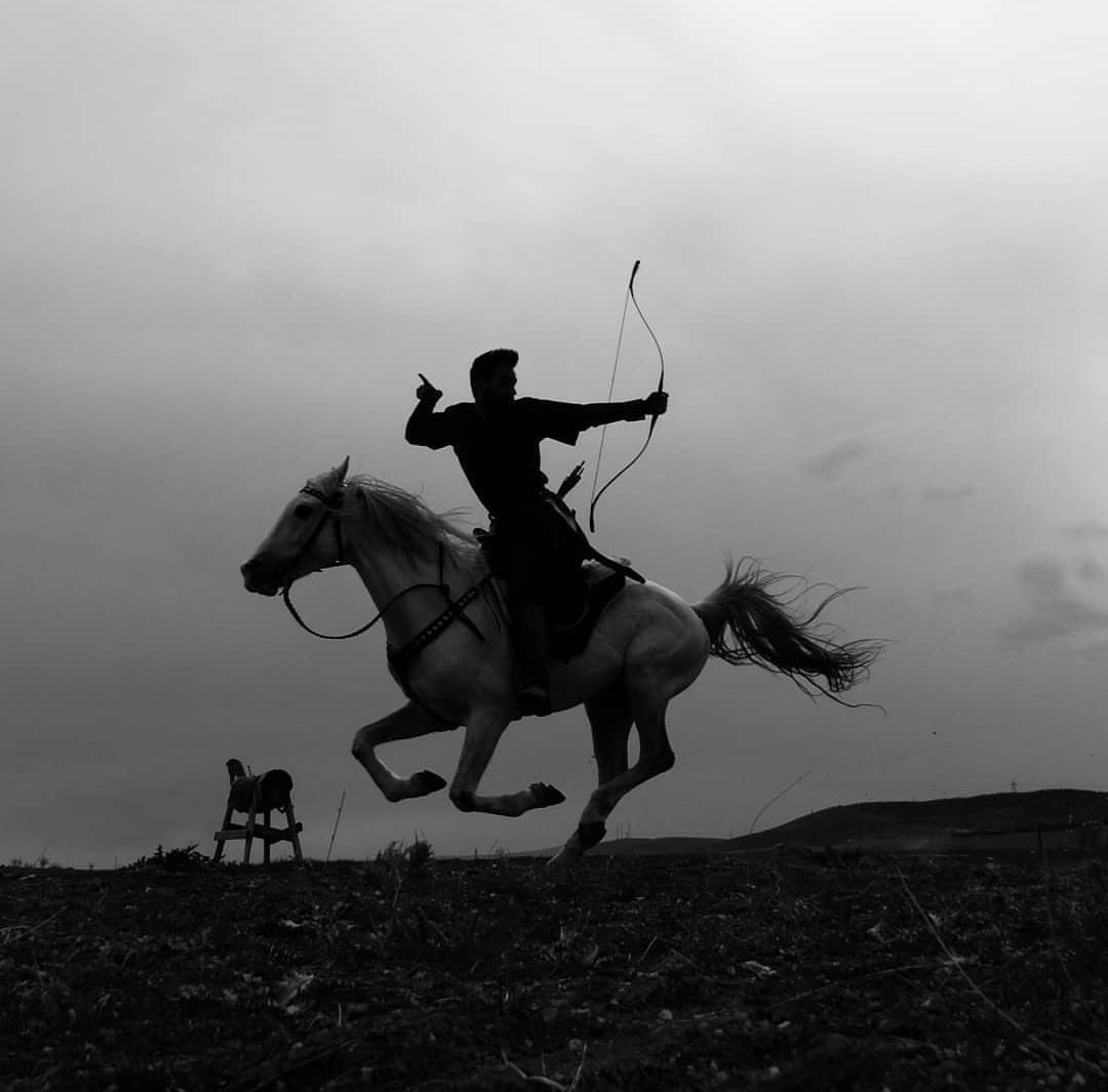 Atlı okçuluk dünyanın en asil sporlarından birisi kesinlikle! 

#atlıokçuluk #horsebackriding #horsebackarchery #okçuluk #archery