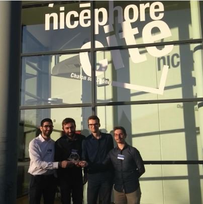 ArtsetMetiers_'s tweet photo. Elio Khouri et sa team #VR WAYOUT, étudiants #MasterRecherche #MTI3D et lauréats #Open4Startup 2017 prix "Pépite". Leur projet, un #escapegame exploitant la #VR. Intéressé? Les inscriptions sont ouvertes jusqu'à fin août @NicephoreCite @LeGrandChalon ➡️ https://t.co/sFXwnInqGs https://t.co/LcI717YgTv