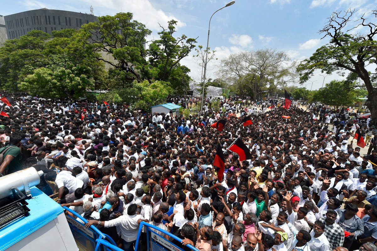 airnewsalerts's tweet photo. The funeral procession of DMK President and former Tamil Nadu Chief Minister #MKarunanidhi underway in Chennai. https://t.co/v3DXTqNOc1