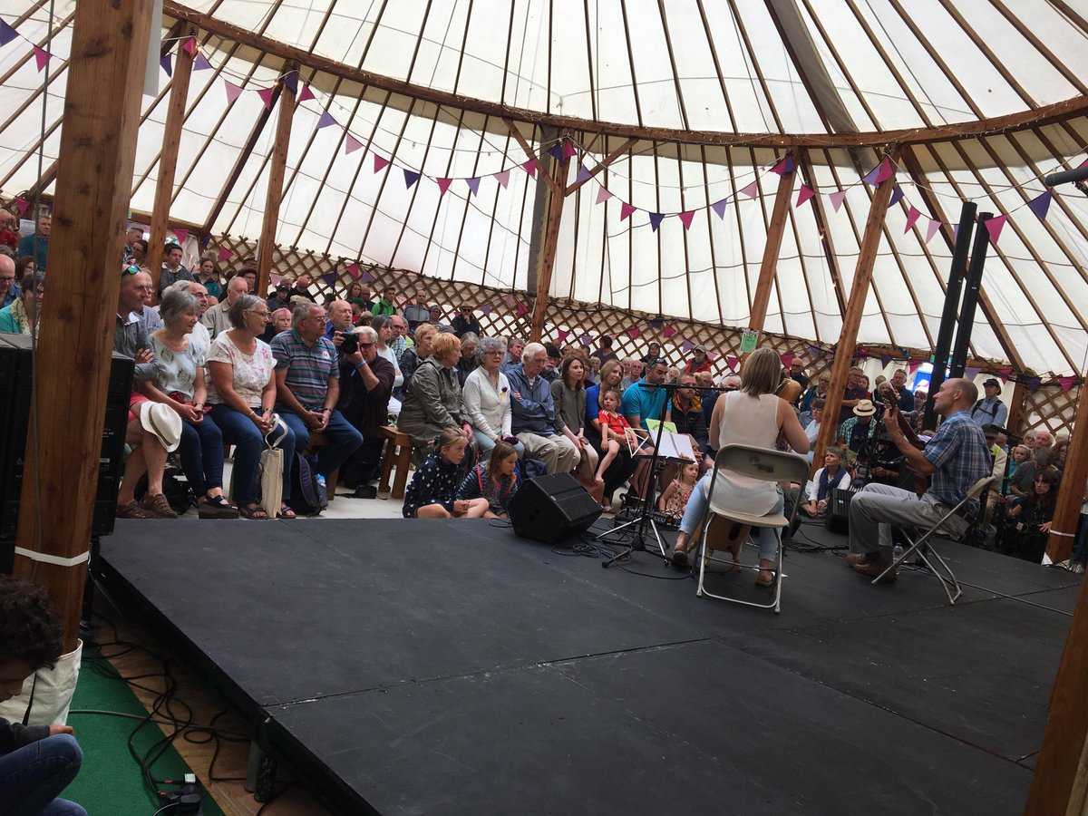 Dewch draw i gysgodi o'r glaw a gwylio Gwenan Gibbard a Alejandro Jones yn perfformio caneuon o Gymru a'r Wladfa <a href="/GwenanGibbard/">Gwenan Gibbard</a> #gwerin #Steddfod2018