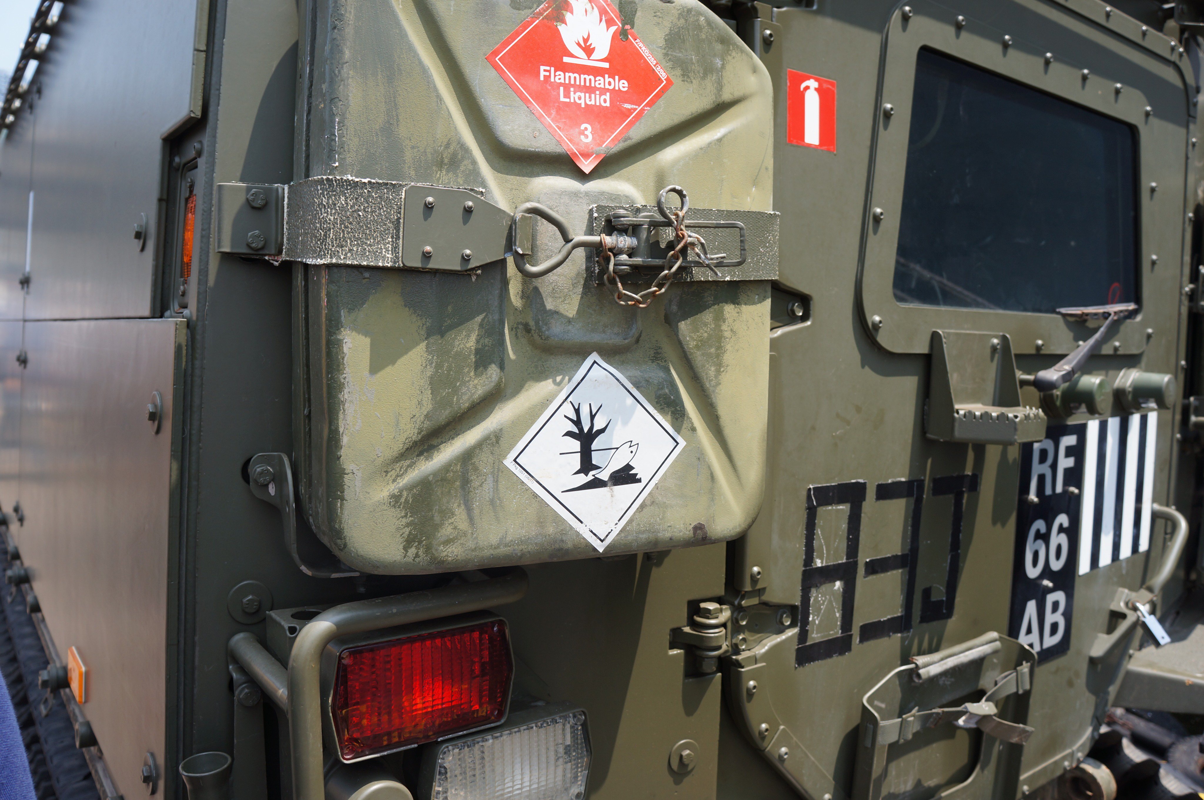Hound 土曜日 東地区 シ ブロック 63a イギリス軍の全地形対応の連結式装甲車のbvs10 バイキング 後部に変わったシールが貼ってあって なんで魚 後ろのは木 と思っていたら このタンクはガソリン または軽油やオイル のだから 川や土に流すな