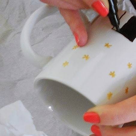 katerkonst's tweet photo. Black and gold for my #handpainted #mugs Find the tutorial in the bio!
_____________________⠀
#diy #diyideas #diyprojects #diydecor #repurposed #reclaimed #handpainted #interiordesign #projectoftheday #handmade #homemade #craft #craftsposure #crafth… https://t.co/qHnmoO6xMg https://t.co/UzZszsvhrM