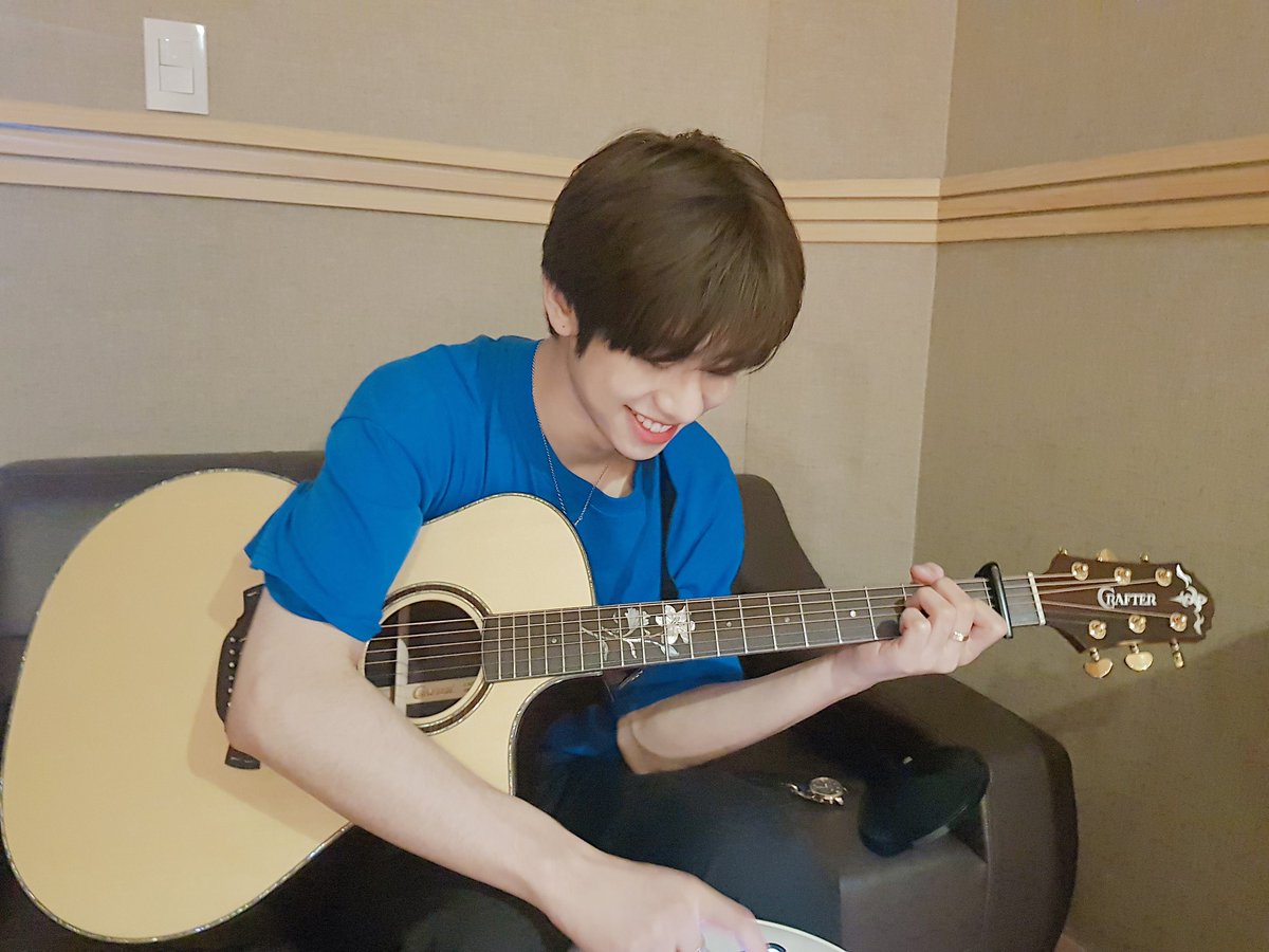 bnmboysofficial's tweet image. [#MXM/#김동현] 안녕하세요 여러분 동현입니다! 드디어 고민하고 고민했던 기타 이름을 정했어요 바로 ‘레미’ !!!! 왜 레미로 지었냐면 약간 아들레(내)미 딸레(내)미 같은 마음으로 데리고 잘 연주 하겠다는 의미를 담았습니다ㅋㅋ 잘 어울리지 않나요?? 앞으로 레미와 저 응원해주세요🤗😉🎸🎸👏💫