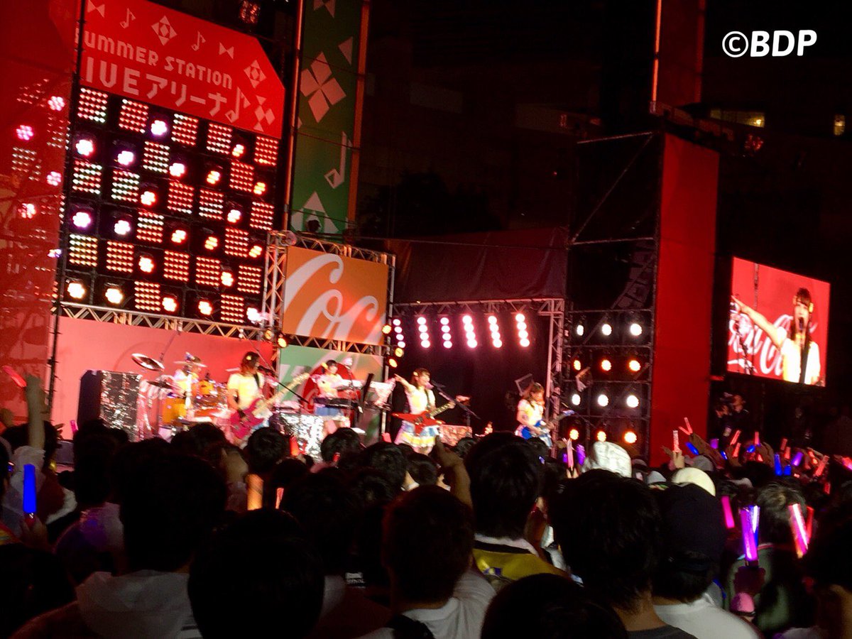 bang_dream_info's tweet photo. 【Poppin'Party】
テレ朝夏祭りにて「ただいまゲーム実況中!!」生放送と「コカ･コーラ SUMMER STATION 音楽LIVE」でのライブに出演させて頂きました✨
嵐の中、たくさんの方々にお越し頂き大盛況のライブとなりました😊🎶
皆さんありがとうございましたっ‼️
#バンドリ #ポピパ #PoppinParty https://t.co/hMdU5DgwKX