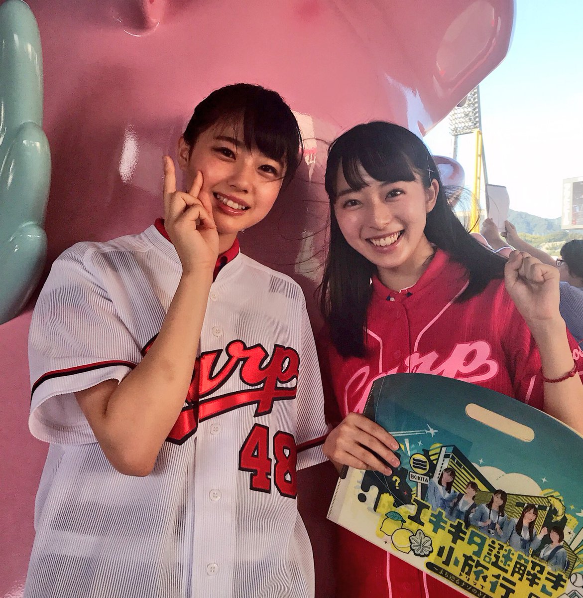 STU48_official_'s tweet photo. 着用しているユニフォームにも、
注目です⚾️❤️

#STU48
#瀧野由美子 #今村美月
#広島東洋カープ 
#広テレ https://t.co/AjfqDstE9N
