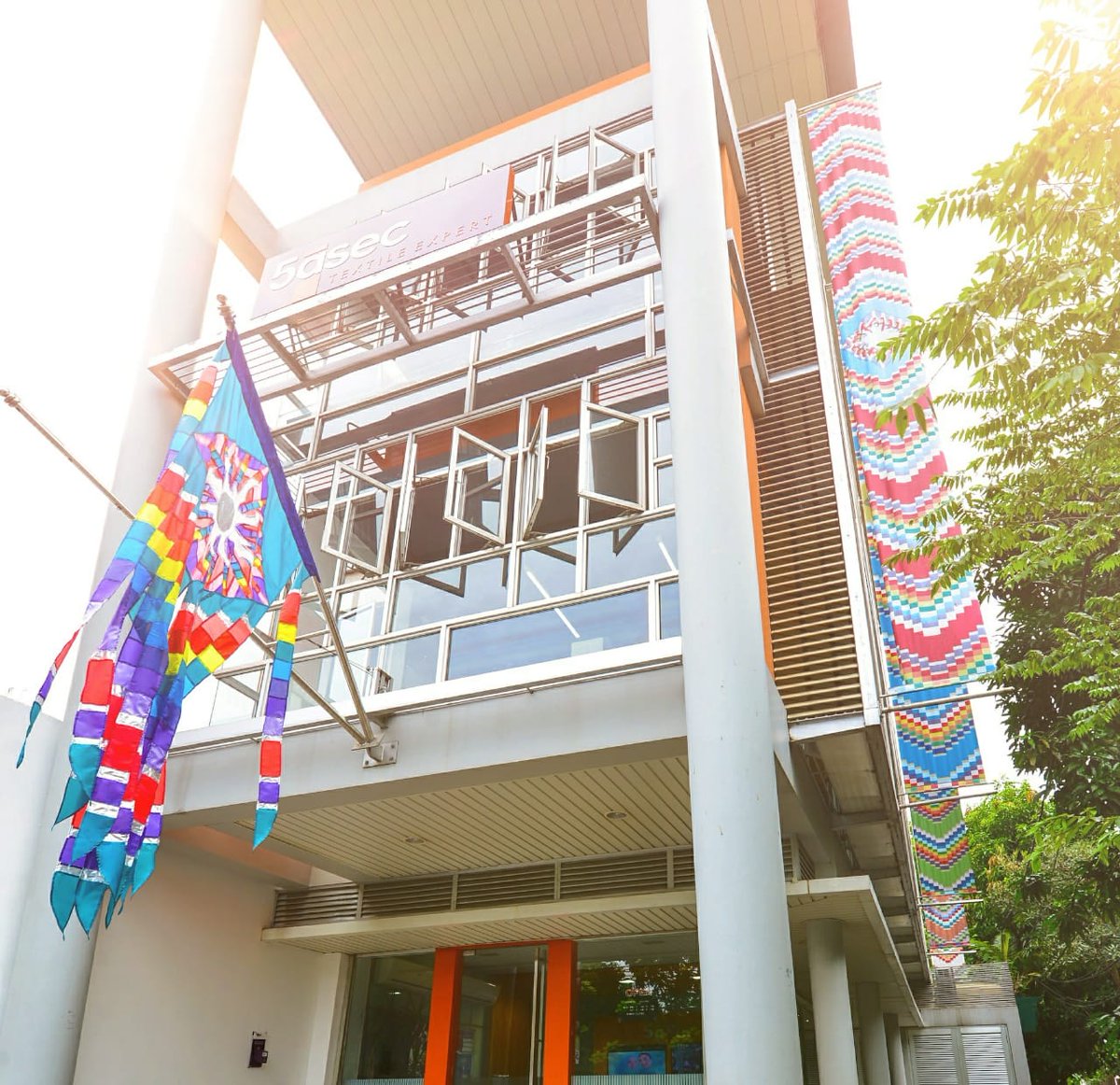 Wondering how to make your very own carpet clean again? Drop your carpet to our Carpet Drop Off Outlets at, 5àsec Merdeka Barat, Puri Kencana, Paus Rawamangun, Sunter, Cibubur, Margonda Depok, Bintaro Mandar, Bintaro Sektor 9, Barito.

#5asecIndonesia #carpetexpert