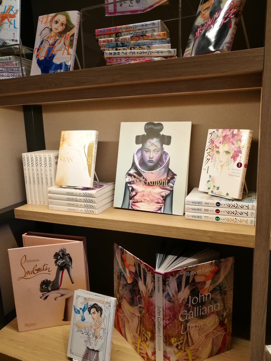 SEGA_OFFICIAL's tweet photo. THE LIBRARY、なにここ天国

「かくかくしかじか」「闇金ウシジマくん」「BLUE GIANT」「インベスターZ」「アラベスク」まであるのでここで漫画読みふけっていたら絶対戻れない

#セガ新オフィス https://t.co/J7EKVc0H8a