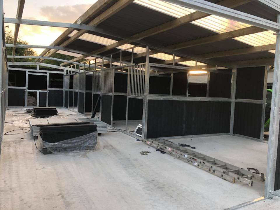 StablesOnline1's tweet image. End of day one onsite in West Sussex. One of our modular stable barns starting to take shape! Only a 15 hour day today. Slacking a bit! #stablebuild #externalbarn