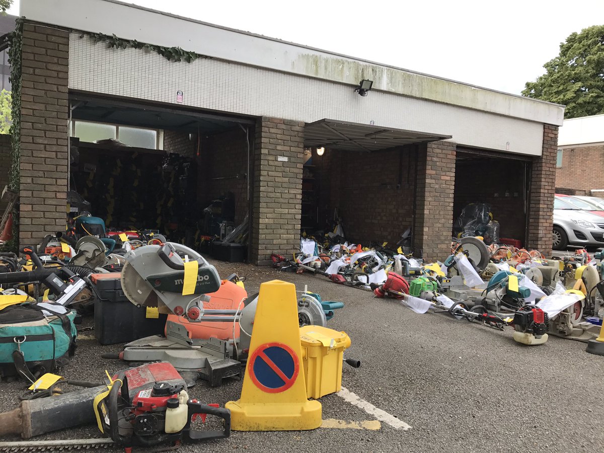 tvp_mk's tweet photo. Today we're reuniting victims of crime with their tools as part of #OpAppleton 🛠️ https://t.co/FFa6XqDARh