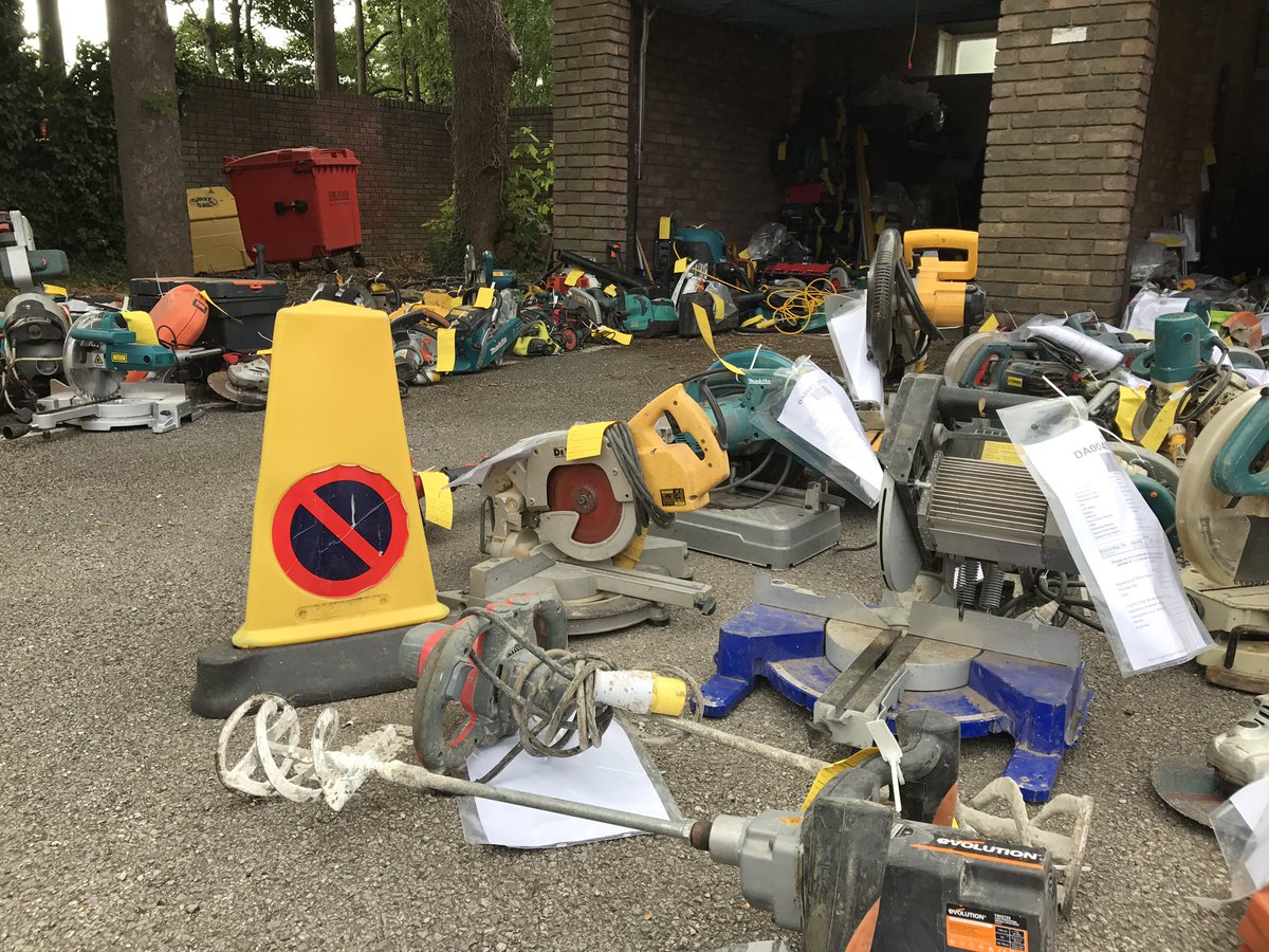tvp_mk's tweet photo. Today we're reuniting victims of crime with their tools as part of #OpAppleton 🛠️ https://t.co/FFa6XqDARh