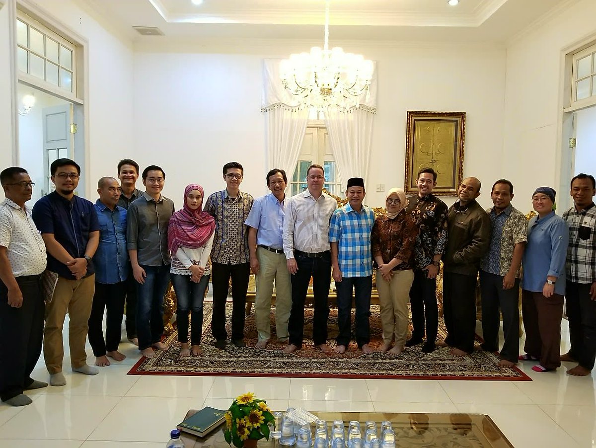SMART_Sinarmas's tweet image. [6-8 Agustus]Kami bersama Wilmar,Apical,&amp;amp; @TFTIndonesia lakukan audiensi dgn Bupati Aceh Tamiang,Mursil,SH,MKn, &amp;amp; kunjungi petani swadaya serta perusahaan kelapa sawit dlm rantai pasok utk kolaborasi program Area Prioritas Transformasi (APT) melalui Landscape Approach #SMARTEvent