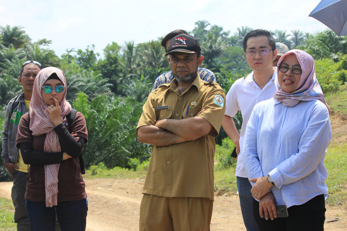 SMART_Sinarmas's tweet image. Bupati Mursil tekankan perlunya akomodir program replanting petani swadaya kelapa sawit dlm kegiatan ini. Kolaborasi ini juga sbg upaya selamatkan ekosistem Leuser &amp;amp; promosikan praktik ketenagakerjaan di perkebunan kelapa sawit &amp;amp; tingkatkan ketahanan pangan masyarakat #SMARTEvent