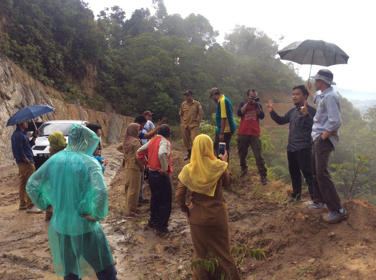 SMART_Sinarmas's tweet image. Bupati Mursil tekankan perlunya akomodir program replanting petani swadaya kelapa sawit dlm kegiatan ini. Kolaborasi ini juga sbg upaya selamatkan ekosistem Leuser &amp;amp; promosikan praktik ketenagakerjaan di perkebunan kelapa sawit &amp;amp; tingkatkan ketahanan pangan masyarakat #SMARTEvent