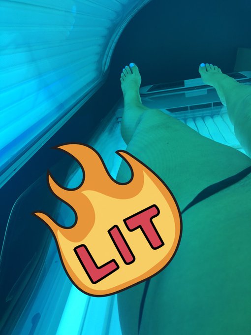 Feeeeeeeeet - I feel like I owe yaaaaaa 😉☺️🙋🏼&zwj;♀️ https://t.co/ZdH3Xbajra<a href="/tag/drowning"class="tags"><span>#drowning</span></a>